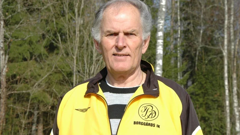 Midsommarfirande. Berth-Arne Maxe i Borggårds IK berättar att 500 besökare kom till klubbens populära midsommarfirande.