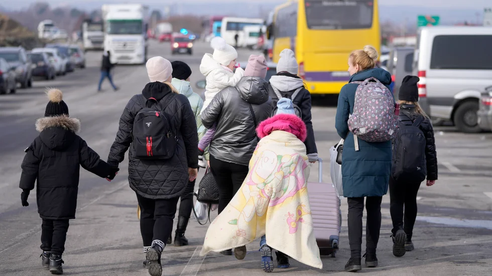 Flyktingar från Ukraina går över gränsen till Polen under tisdagen.