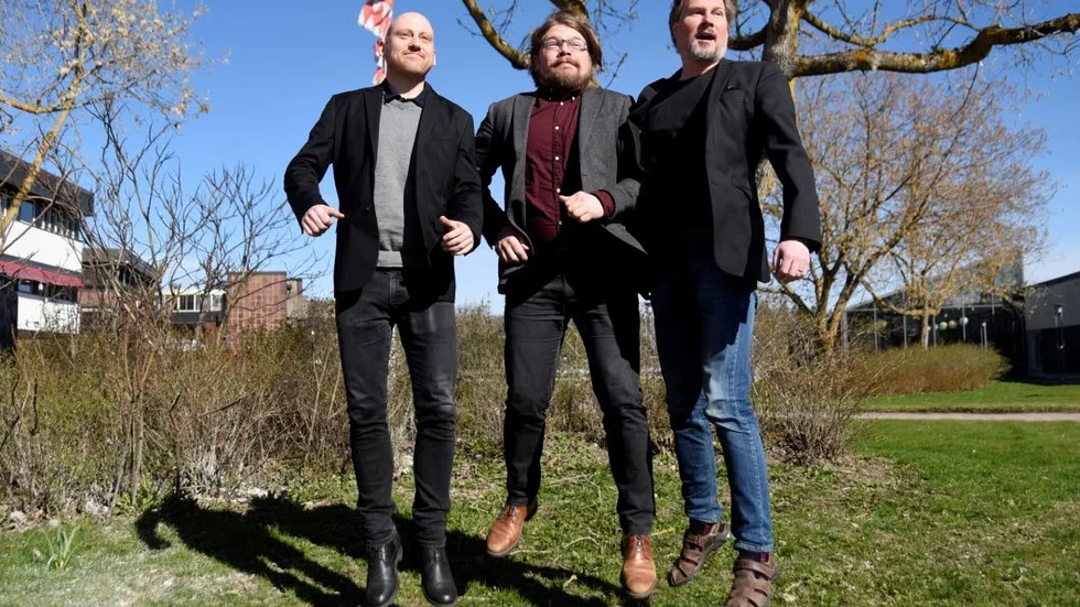 Hoppfulla. Herman Vinterhjärta (MP), Anders Härnbro (S) och Stefan Carlsson (V) hoppar högt av glädje för kommunens ekonomiska resultat för 2016.