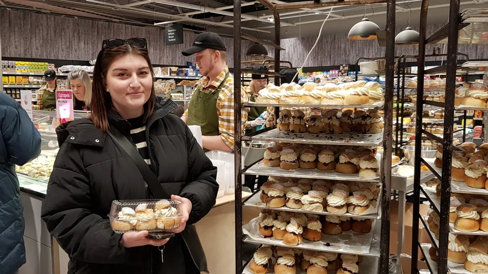 Elin Enström köper semlor för att fira semmeldagen och sin nyliga inflyttning.