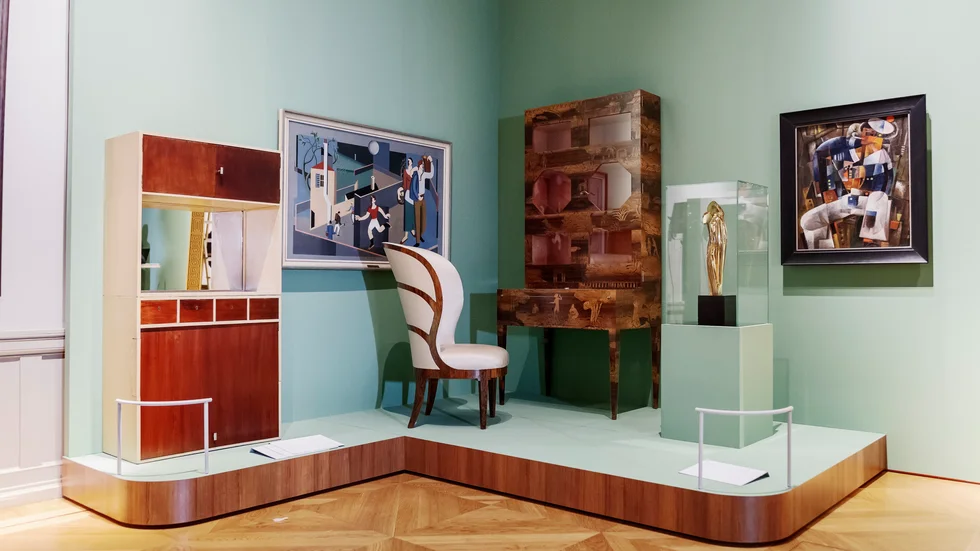 Möblemang för damsalong av Uno Åhrén, 1924, visas i utställningen "Swedish Grace". Skåpet (mitten) är en av de saker som Nationalmuseum den senaste tiden har förvärvat från 1920-talet. Till vänster syns ett skåp av Le Corbusier och tavlorna är målade av GAN.