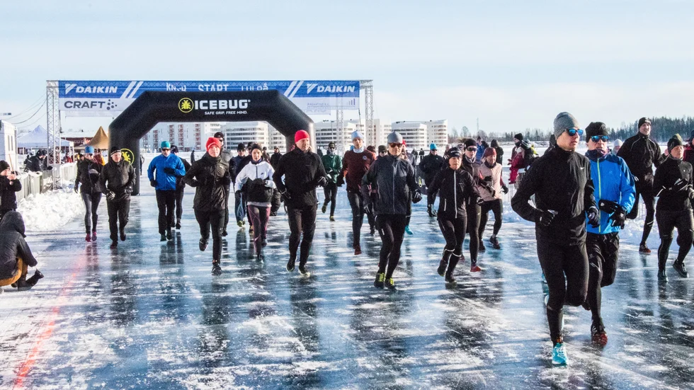 Ett 50-tal löpare ställde upp i isloppet utanför Södra hamn på lördagen.