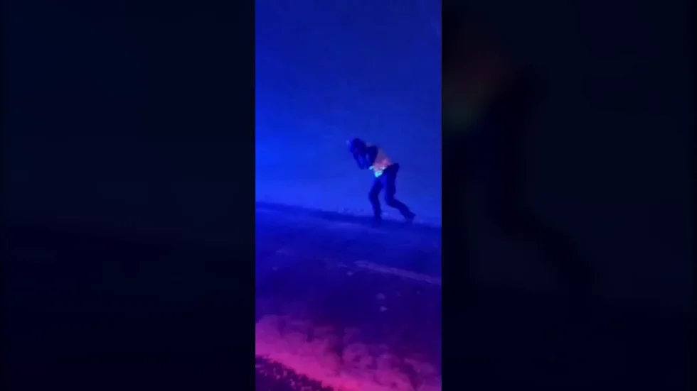 Se videon när polisen nästan blåser bort i ovädret. 