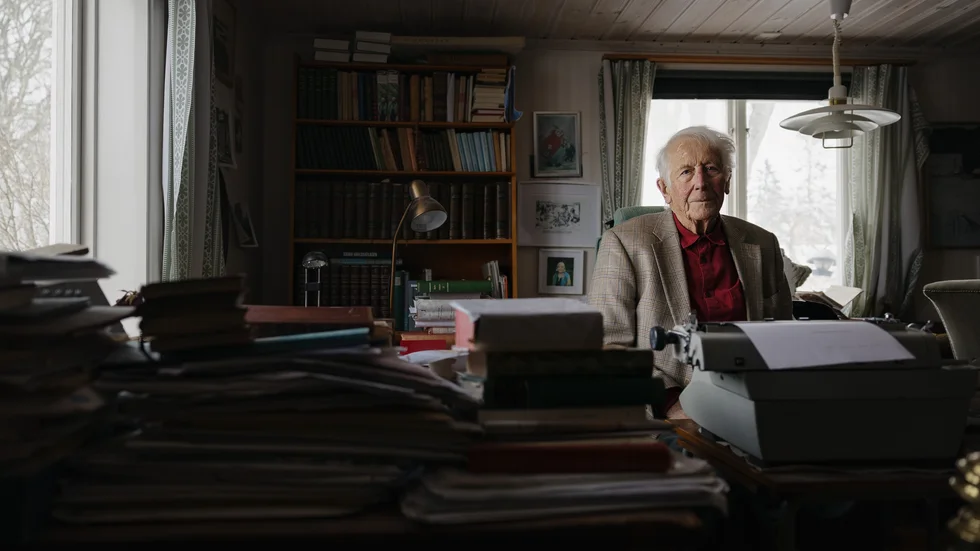 Varje morgon läser Carl-Göran Ekerwald, 98 år, bibeln. Han önskar att han var troende. "Men jag tycker om att söka", säger författaren som inte har några planer på att sluta arbeta. 