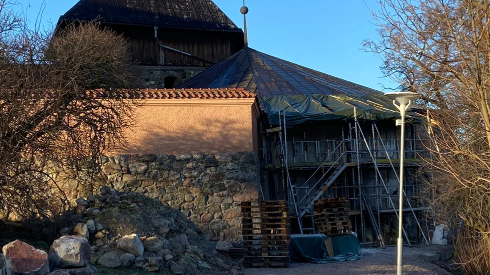 Renoveringen av kanontornet kommer återupptas senare under året. Just nu är promenadvägen längst slottet avstängd. 