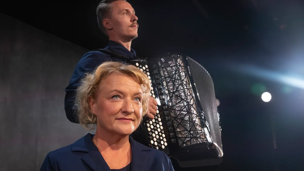 Anna Takanen och Harri Kuusijärvi i "Sörjen som blev", en familjeberättelse om finska krigsbarn.