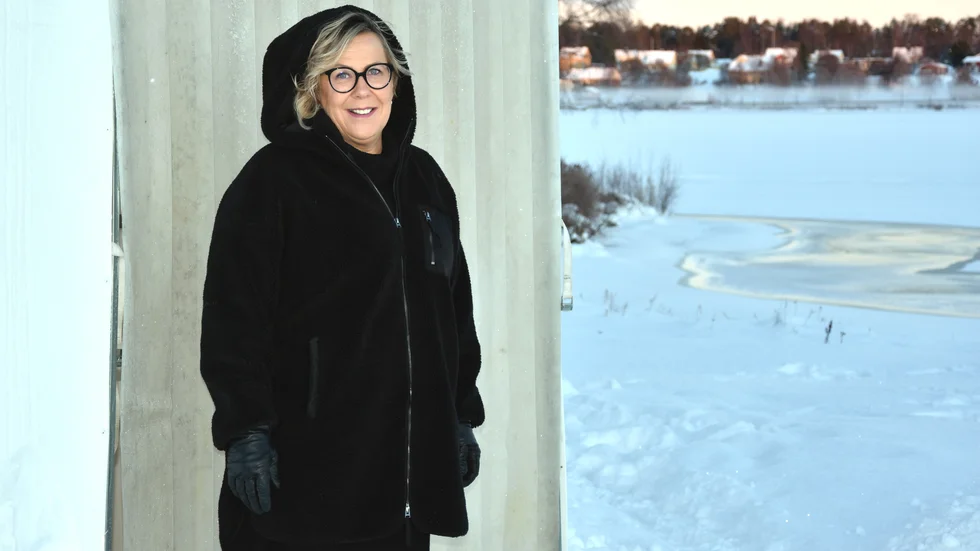 Maarit Lindvall vid en igloo. Alla har utsikt mot Kalixälven.