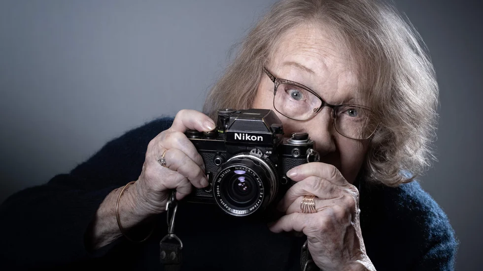 Sabine Weiss under en fotosession utanför sitt hem i Paris i fjol. Arkivbild.