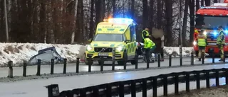 Bilist fick sladd och snurrade ned i diket – en till sjukhus