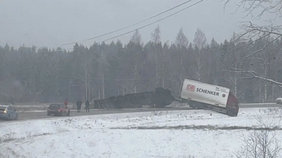 En lastbilsolycka inträffade på onsdagsförmiddagen på väg 51 nära länsgränsen mot Örebro län.