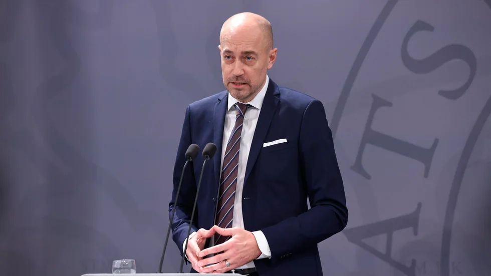 Danmarks hälsominister Magnus Heunicke föreslår krav på bland annat negativt covidtest vid inresa. Bild från fredagens presskonferens om åtgärder mot smittspridning.