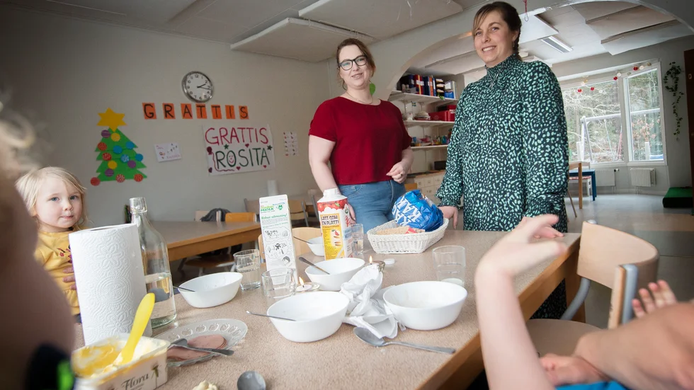 Nellie Gardell, fyra år, är ett av barnen på förskolan Buskis. Här med Johanna Gardell, mamma till Nellie, och Therese Malkén, styrelseordförande i föreningen.
