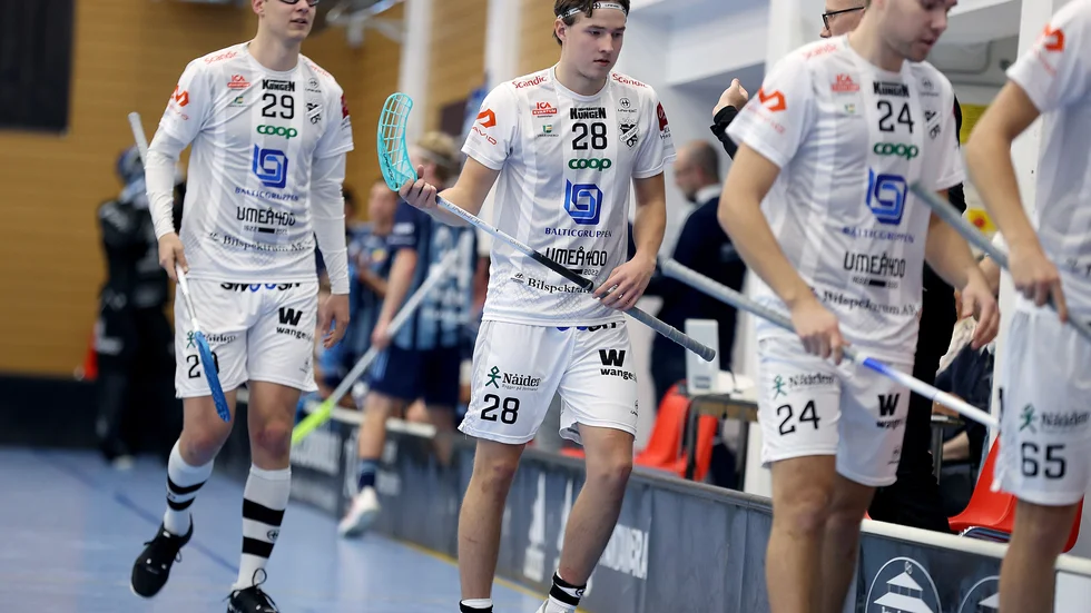 Rasmus Mäkinen (nr 28) i Dalens matchtröja i SSL-mötet mot Djurgården tidigt i höstas. Nu finns anfallaren i Onyx.