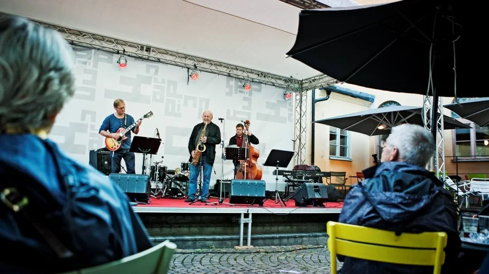Jazz på går'n. Så här såg det ut för några år sedan, när Nisse Sandström spelade. Men i år blir det ingen sommarmusik på gården för Crescendo.