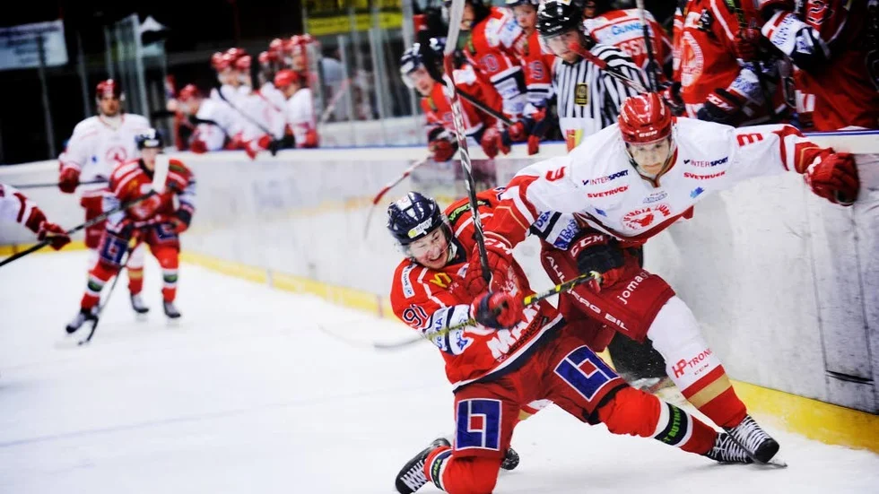 Simon Fernholm (vit tröja) i en match för Troja-Ljungby.