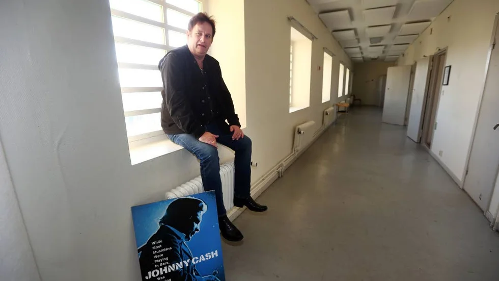 Lasse Lindfors innanför fängelsemurarna.