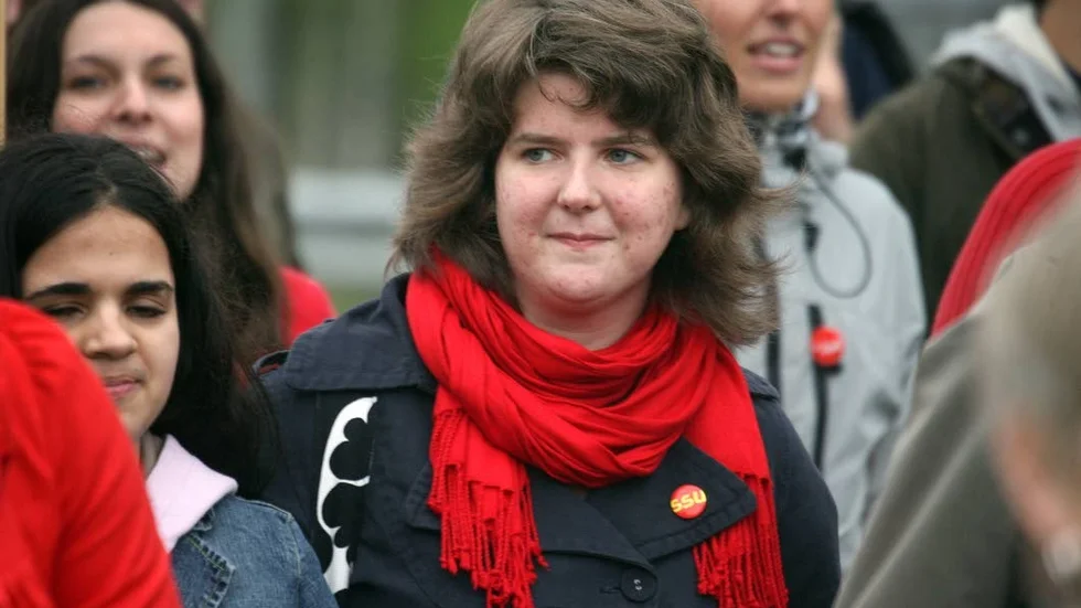 Attraktiv arbetsgivare. Kaisa Karro (S) - här fångad på bild i ett första maj tåg för några år sedan - är regionråd i Östergötland.