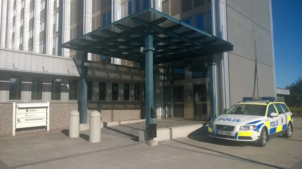 Dödsfall. En man i 50-årsåldern hittades livlös i polisarresten under måndagskvällen.