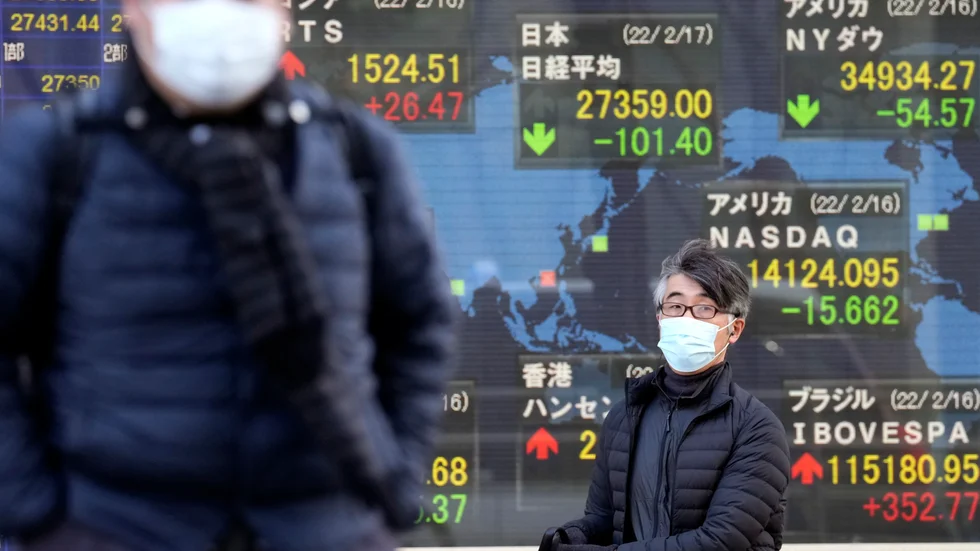 Globala aktiekurser visas på en skärm i Tokyo. Arkivbild.