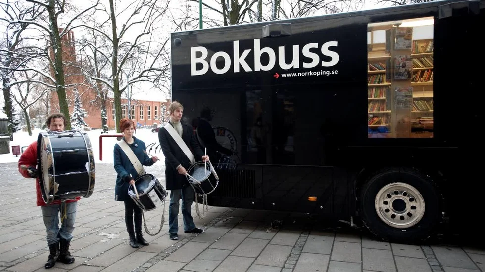 Trumvirvel. Från när den nya bokbussen invigdes i Norrköping för några år sedan.