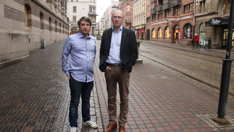 Skolpolitiker. Fredrik Franzén (L) och Olle Johansson (S) är nyfikna på en utredning om senarelagd skolstart för gymnasielever.