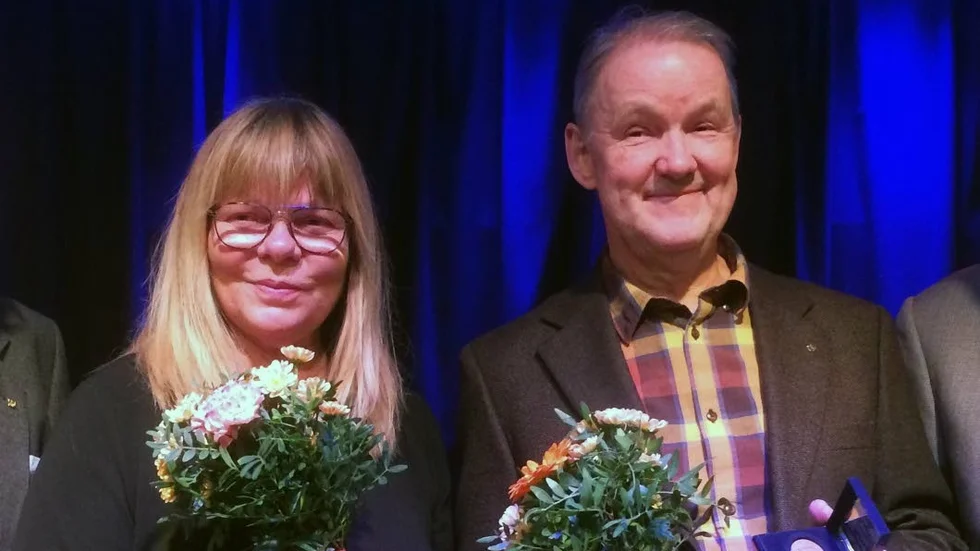 Prisade. Liselott Lindeborg och Christian Zell med blommor och Lidénmedaljen i brons. Foto: Pressbild