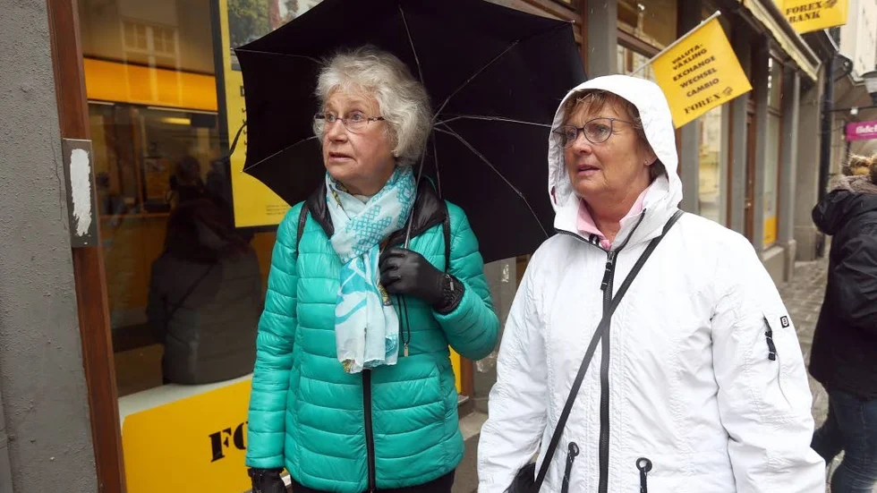 Upprörda och förbannade. Kerstin Carlson (till vänster) och Margareta Modig är övertygade om att Forex Bank gav dem falska kinesiska sedlar före resan till Kina. Men företaget tvivlar. "Svagt av dem att inte erkänna misstaget", säger de båda Norrköpingskvinnorna.