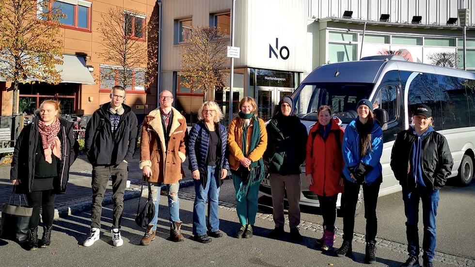 Bussresenärer från Sverigefinska folkhögskolan utanför Norrlandsoperan.