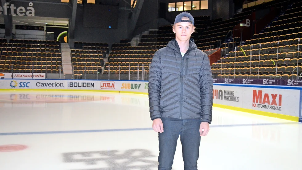 AIK:s Simon Robertsson har gjort landslagsdebut med Sveriges Team 16. 