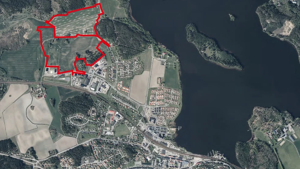 De röda områdena markerar norra respektive södra delen av Vackerby trädgårdsstad i de nordvästra delarna av Gnesta tätort.