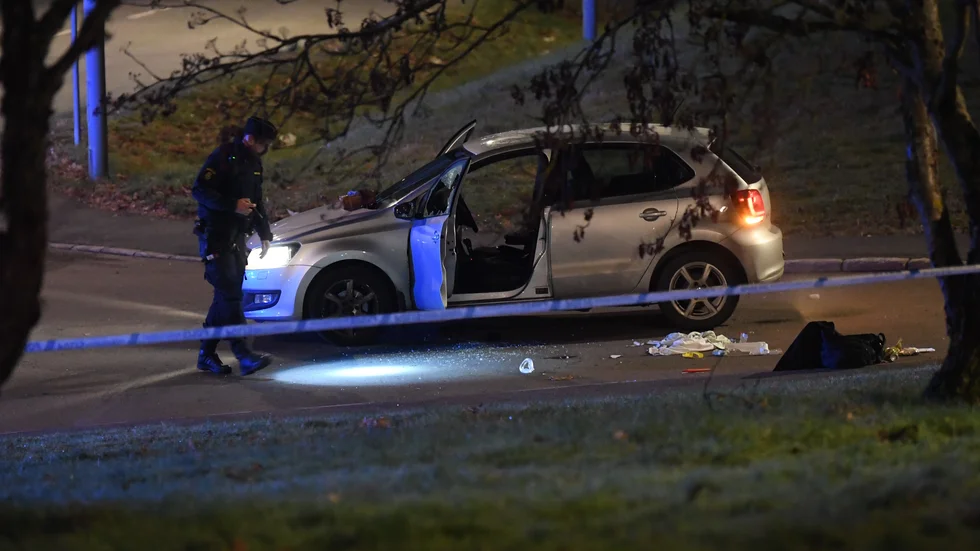 En man dödades och en skadades allvarligt i en skottlossning i Stockholmsförorten Kälvesta på fredagskvällen.