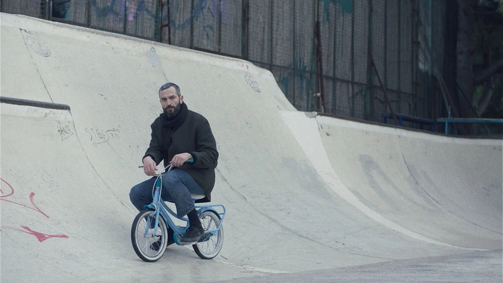 Aris Servetalis spelar rollen som mannen som förlorat sitt minne i Christos Nikous film "Apples". Pressbild.