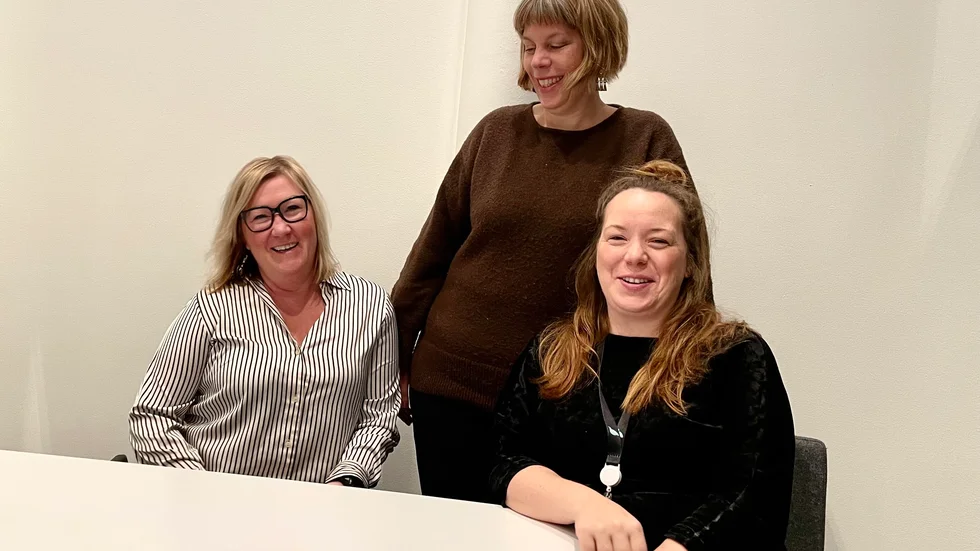 Annika Lindström, Jenny Lindberg och Clara Nyström jobbar med återbruksprojektet.  