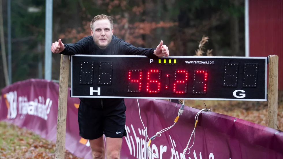 Lucas Ljunggren hade slagit vad med vänner och bekanta på sociala medier att han skulle klara milen i Pulsruset under 50 minuter. Genom att klara det så drog han in en bra slant till Majblomman