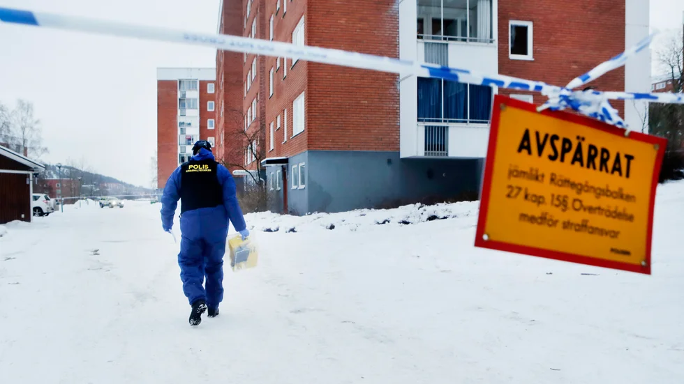 Polisens tekniker arbetar på platsen där en man sköts till döds i Nacksta i Sundsvall 2019. Två män som dömts för mordet har häktats misstänkta för butiksrån.