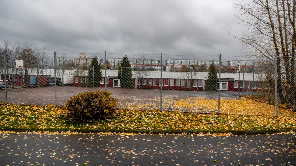 Trots att Skolinspektionen återkallat tillståndet för Römosseskolan i Angered fortsätter verksamheten, efter beslut i förvaltningsrätten. 