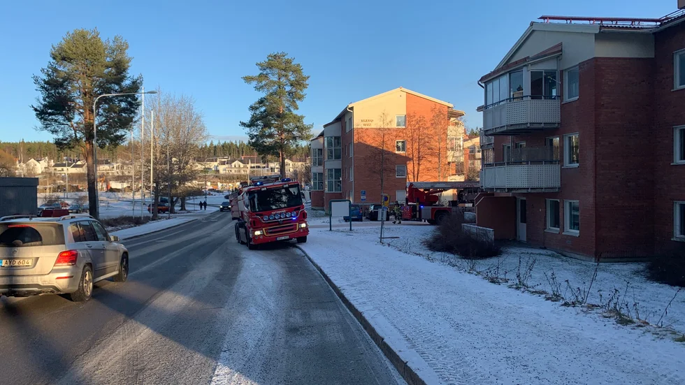 Räddningstjänst utanför en lägenhet på Erikslid.