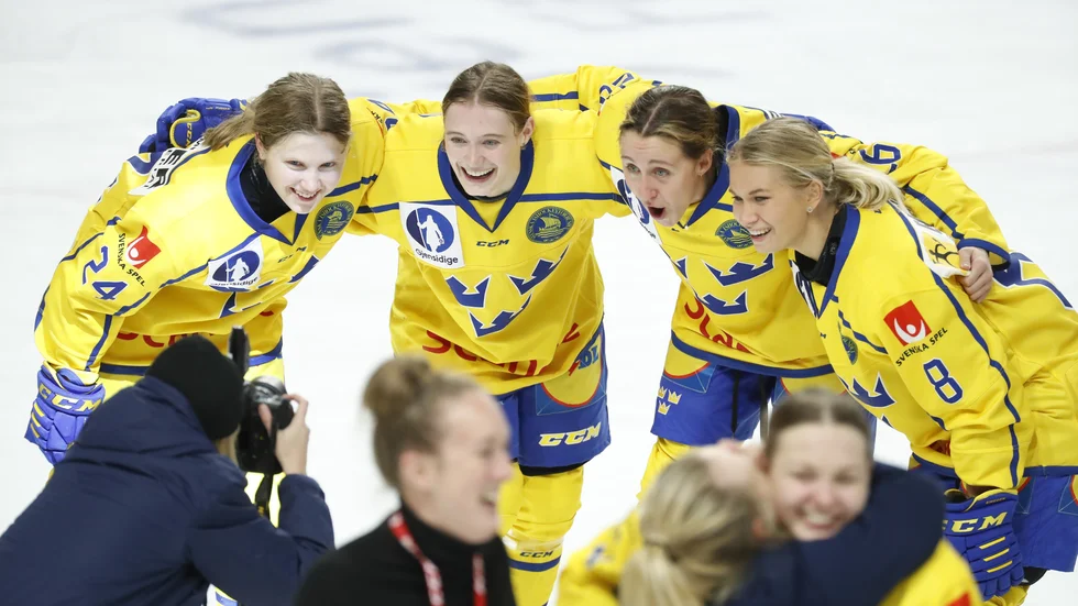 Damkronorna jublar efter seger i OS-kvalet i november. Arkivbild.