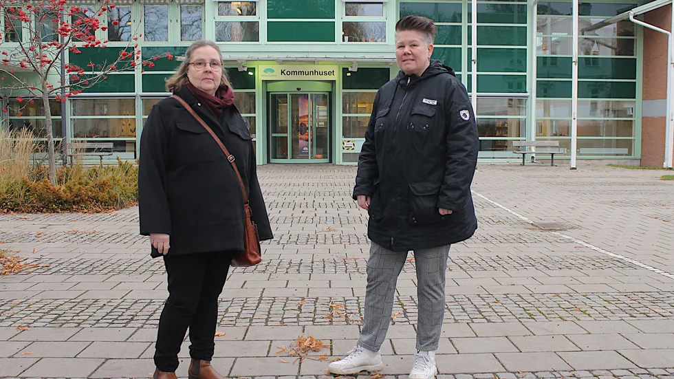 På måndasmorgonen var Annica Tillberg och Susanne Litche, undersköterskor Strömsbergs äldreboende, kommunhuset för att lämna protestlistor med ett 90-tal underskrifter till Maths Andersson (L), socialnämndens ordförande.  