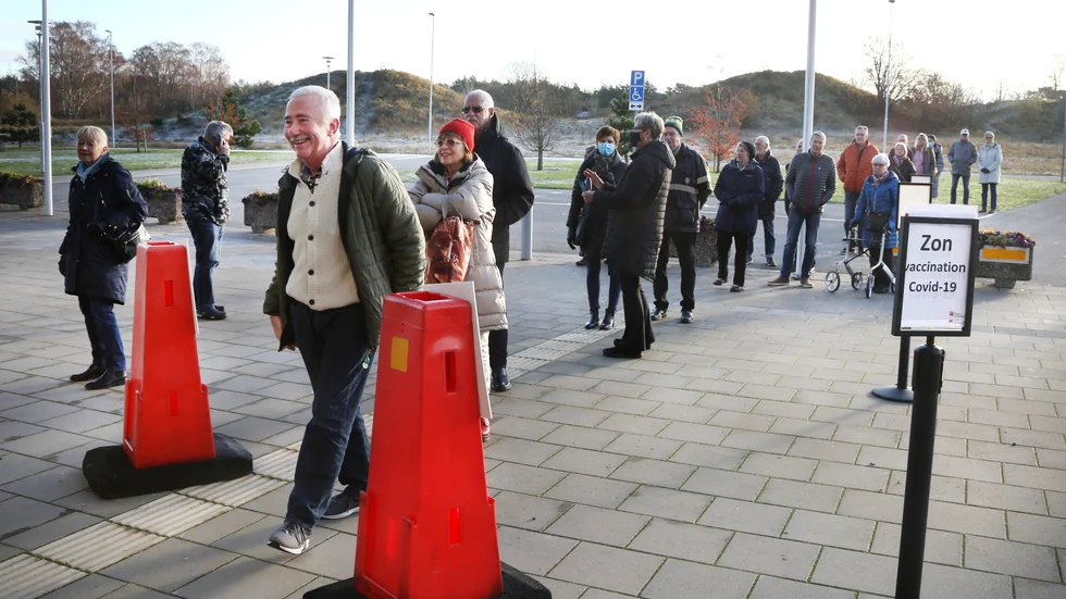 Mellan 45 minuter och en timme var kön för drop in utanför vaccinationsmottagningen på Ica Maxi Arena. De flesta hade istället kunnat boka, menar läkaren Lena Edwall, och därmed sluppit att köa. Peter Bärnhiälm längst fram hade önskat ett system med nummerlappar för kön på plats.
