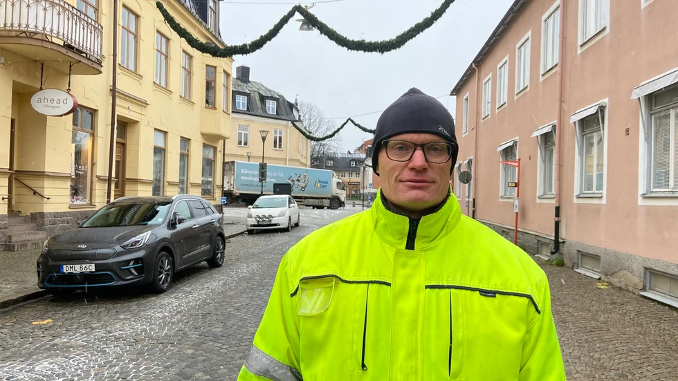 Krister Pihl under en av de nyupphängda girlangerna på Hospitalsgatan.