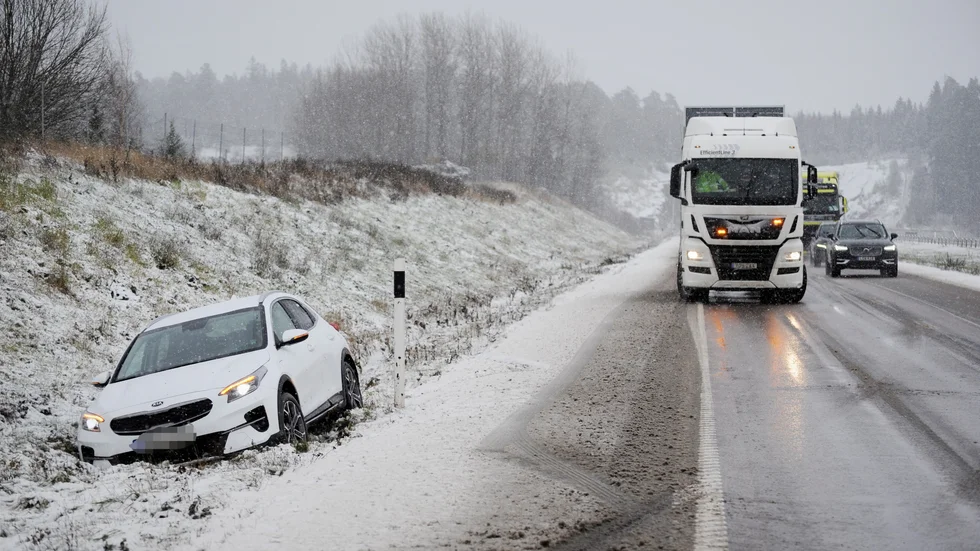 Det var halt på E18 under tisdagsförmiddagen när första snön föll. Strax efter Ullundatunneln hade en bilist halkat av vägen, i riktning Västerås ...
