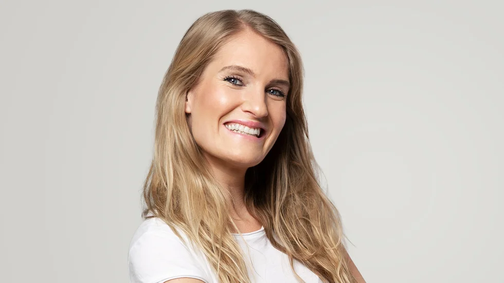 Michelle Andersson kommer ursprungligen från Katrineholm men har turnerat både över hela Sverige och internationellt med olika former av scenshower.