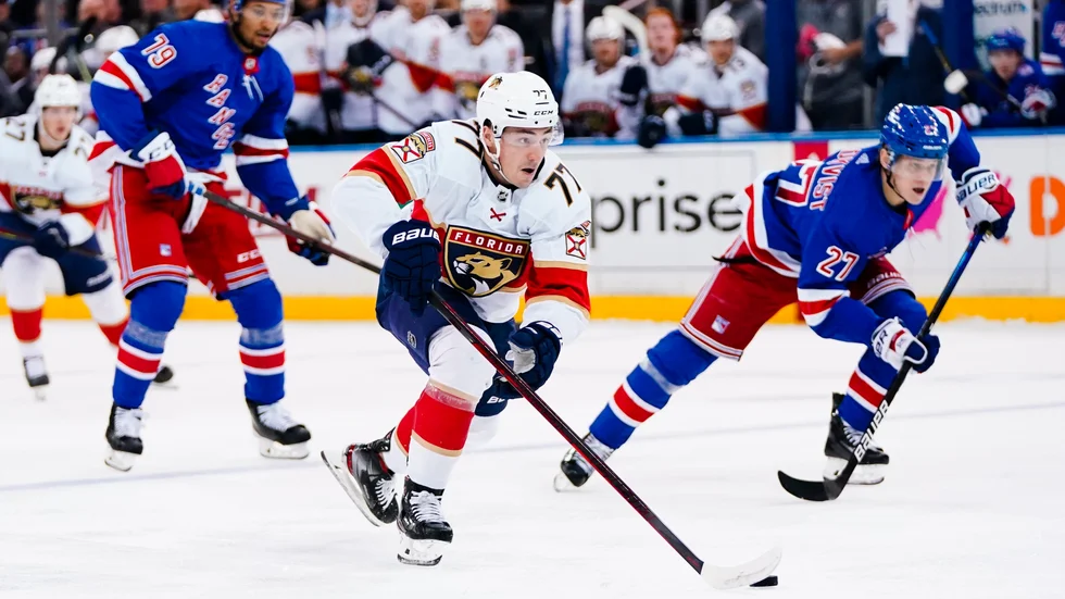 Nils Lundkvist (blå) försöker kämpa ikapp Florida Panthers Frank Vatrano.