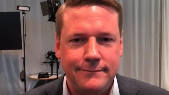 NSD:s politiske chefredaktör Olov Abrahamsson fick ett snack med nya partisekreteraren Tobias Baudin i kongressvimlet i Göteborg.