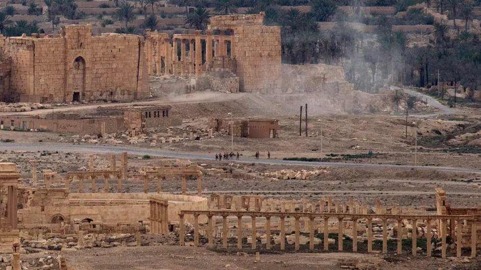 En bil har kört på en mina utanför den historiska staden Palmyra i Syrien. Här genomför ryska soldater kontrollerade sprängningar av minor år 2016. Arkivbild.