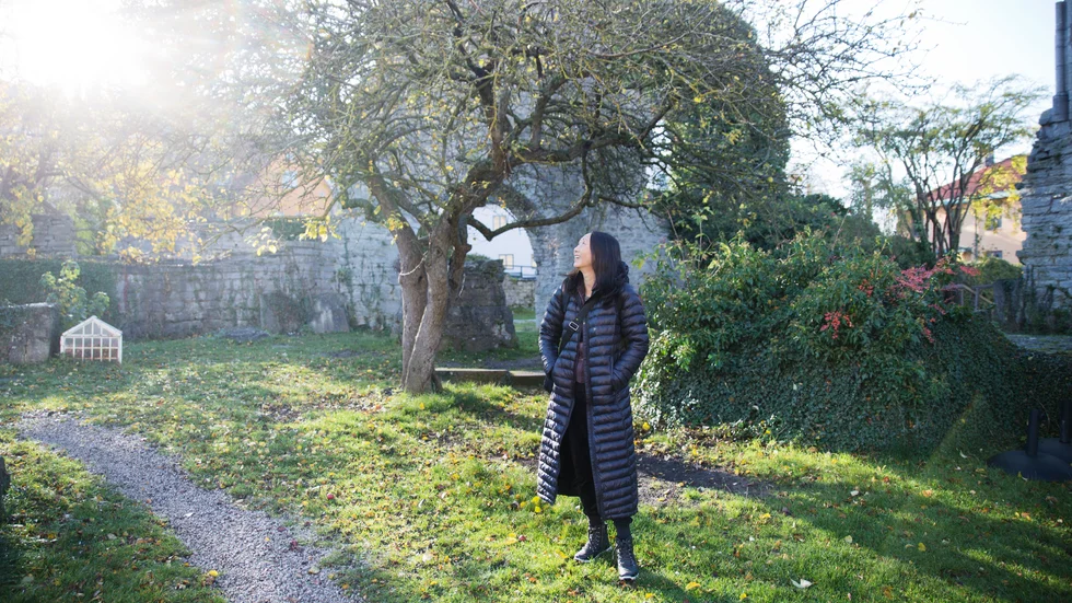 
"Gotland kommer alltid att vara ett ställe som betyder någonting för mig. Det var flera år som jag inte vågade åka hit på grund av alla trauman jag hade. Men när jag åkte tillbaka som vuxen, på mina egna villkor, blev jag förälskad i ön, säger Soni Jörgensen.
