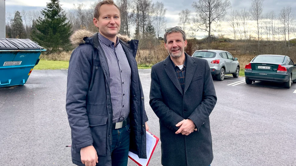Johan Ekstrand och Stefan Toll presenterar vägsatsningar på Lövåsen för 13 miljoner kronor.