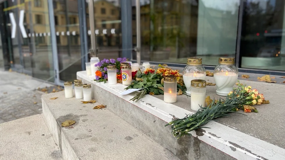Dagen efter tragedin på UKK, då två personer dog, tände människor ljus och lade blommor utanför entrén.