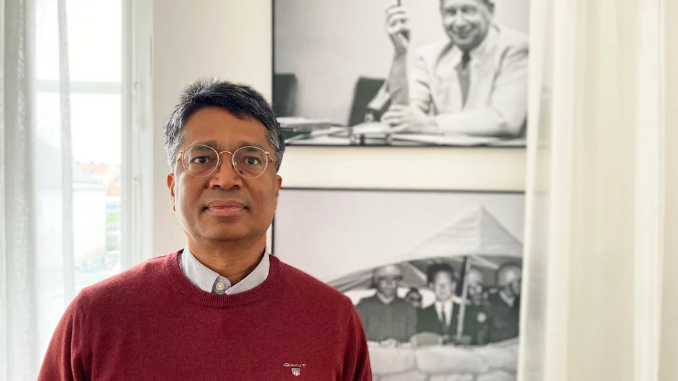 Ashok Swain, professor och chef för freds- och konfliktforskning, ser en stor acceptans för målet att halvera utsläppen från flygresor till 2024. "Jag tror att alla här är glada över det här", säger han. 